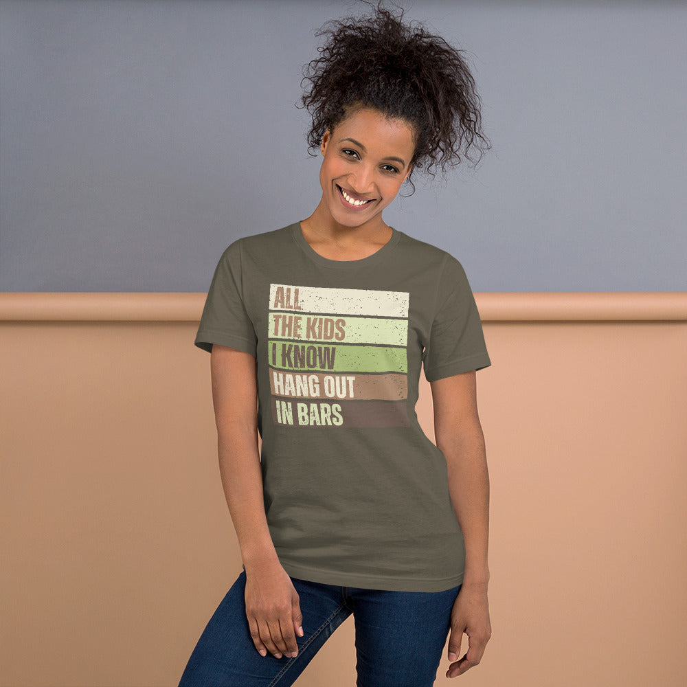 All the kids I know hang out in bars - Uniseks T-shirt