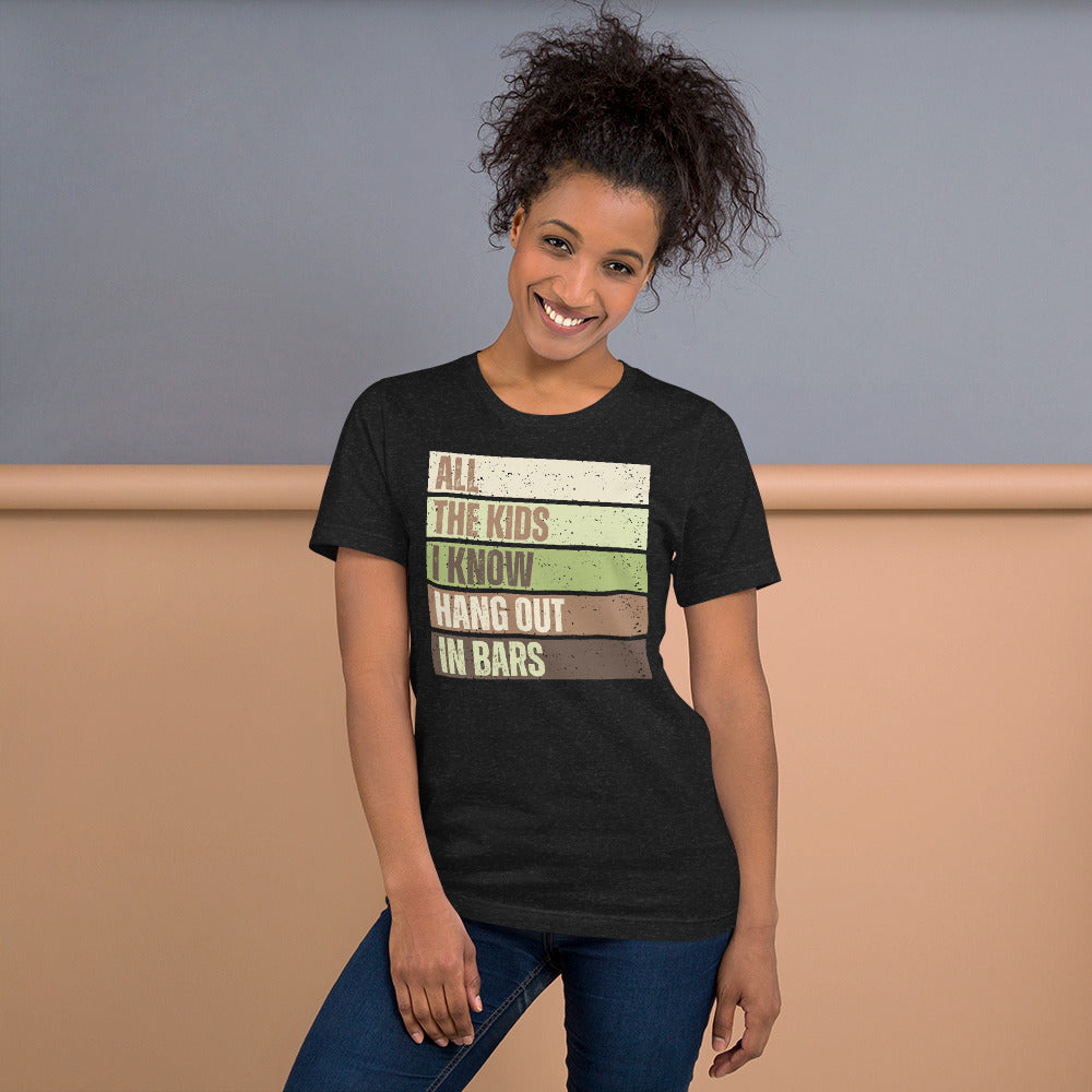 All the kids I know hang out in bars - Uniseks T-shirt