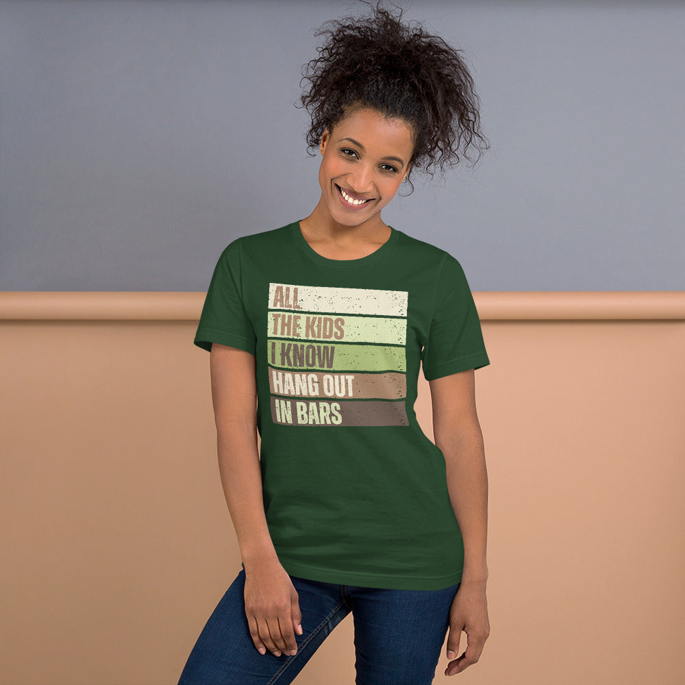 All the kids I know hang out in bars - Uniseks T-shirt