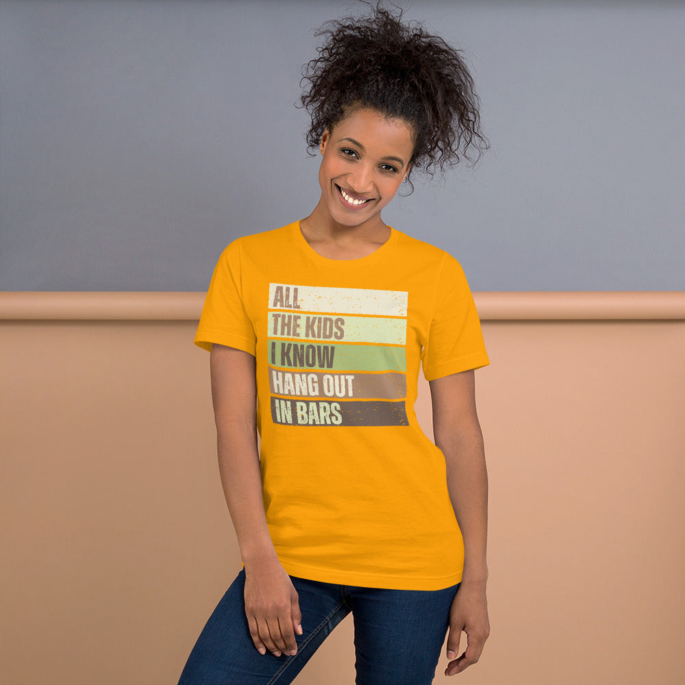 All the kids I know hang out in bars - Uniseks T-shirt