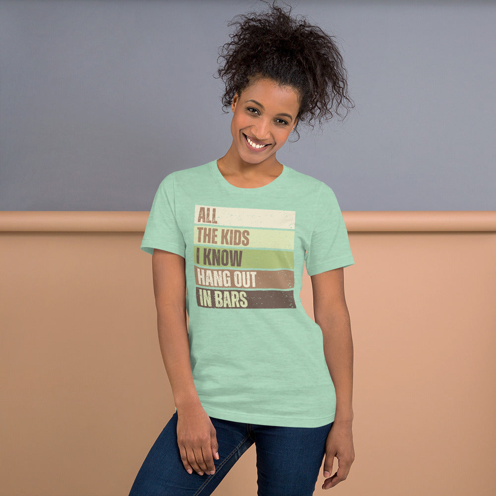 All the kids I know hang out in bars - Uniseks T-shirt