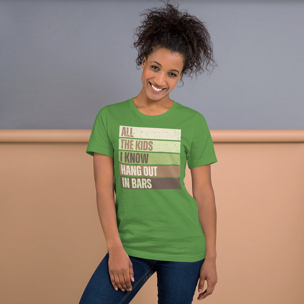 All the kids I know hang out in bars - Uniseks T-shirt