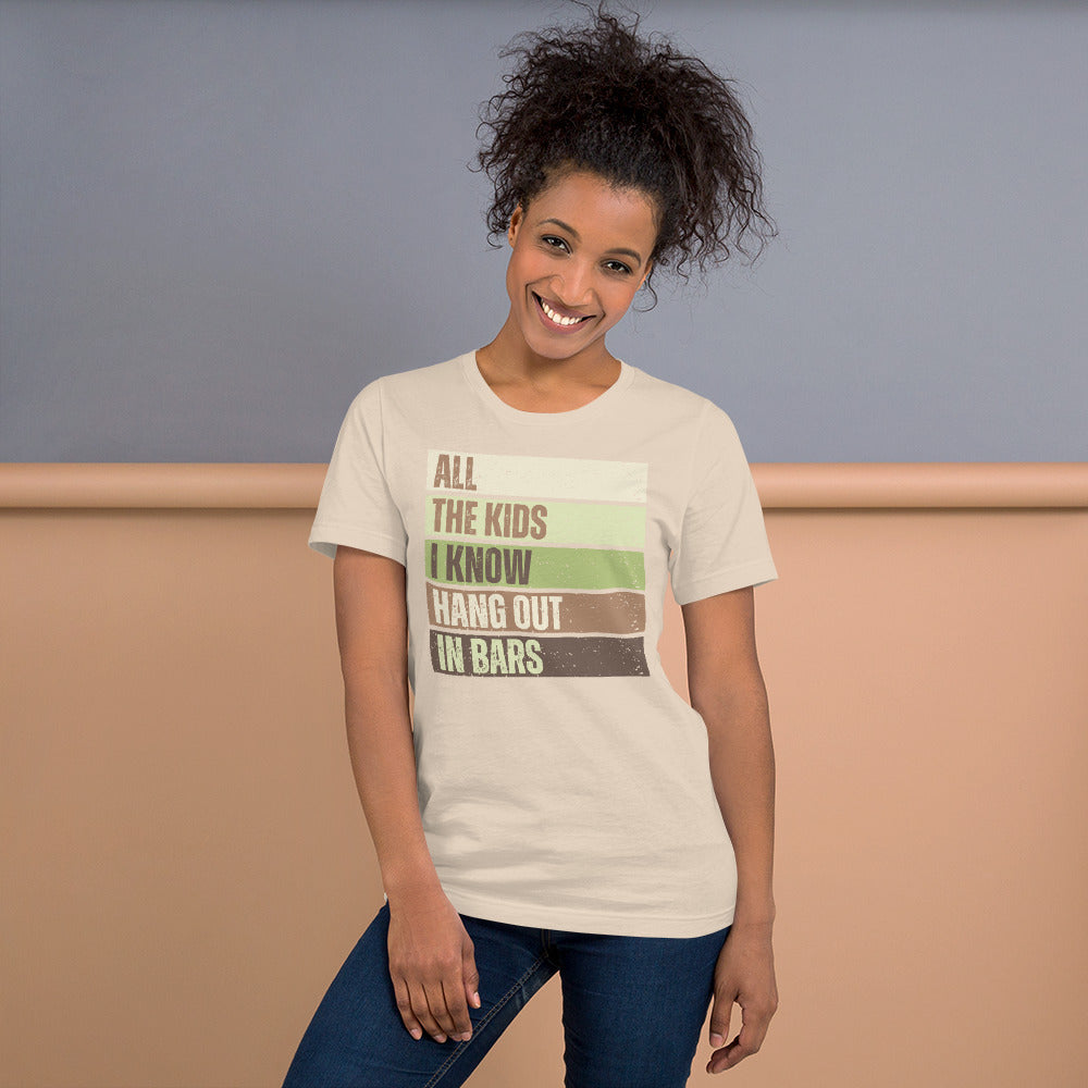 All the kids I know hang out in bars - Uniseks T-shirt